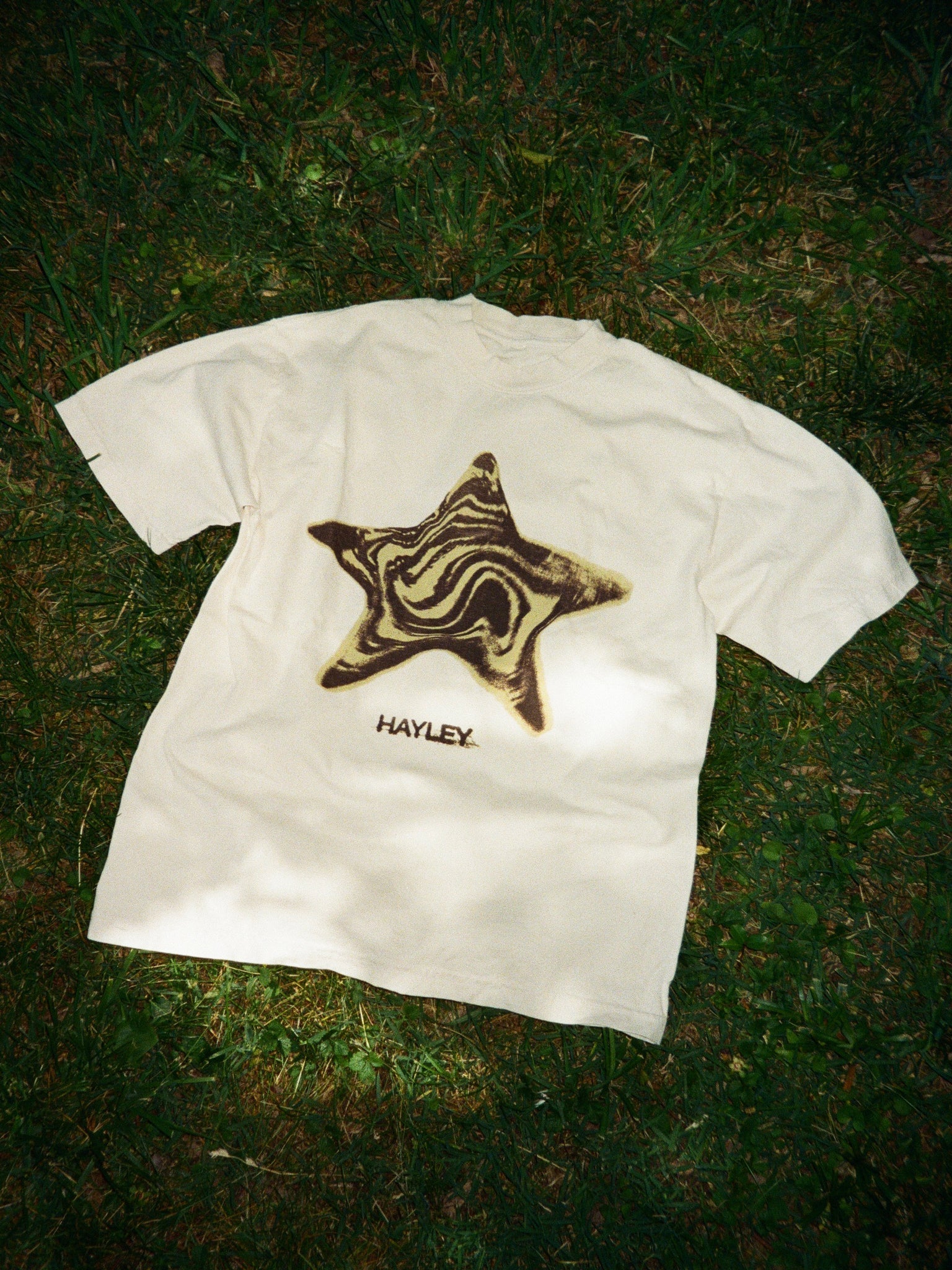 Hayley Star - Tシャツ(オンライン限定)